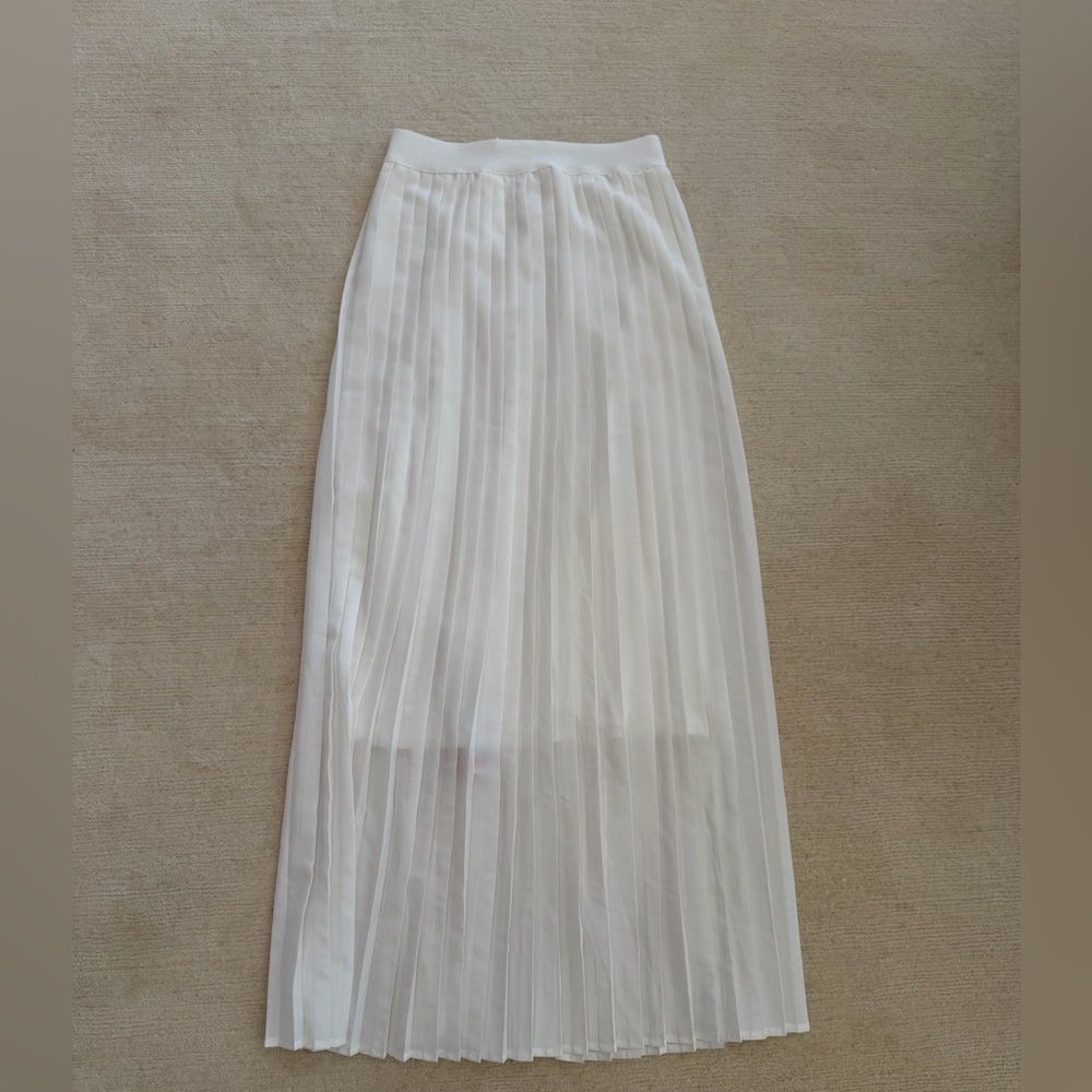 Elegant White Pleated Skirt
